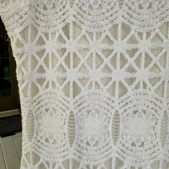 LULU’S, WHITE LACE, MINI DRESS. LACE & MESH SHIFT WITH SHORT SLEEVES. SIZE L - Picture 6 of 8